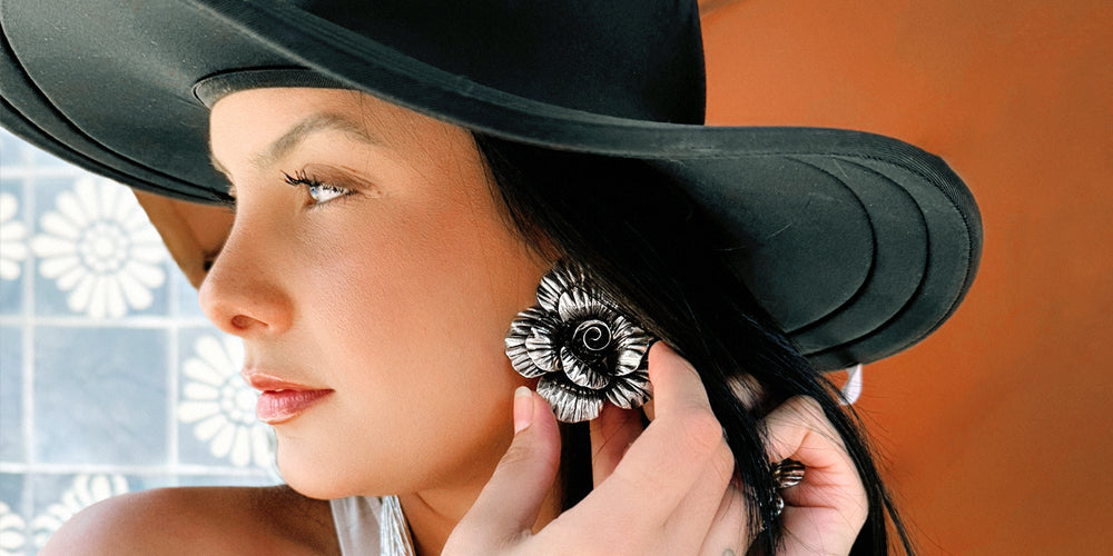 Mulher usando joias de prata