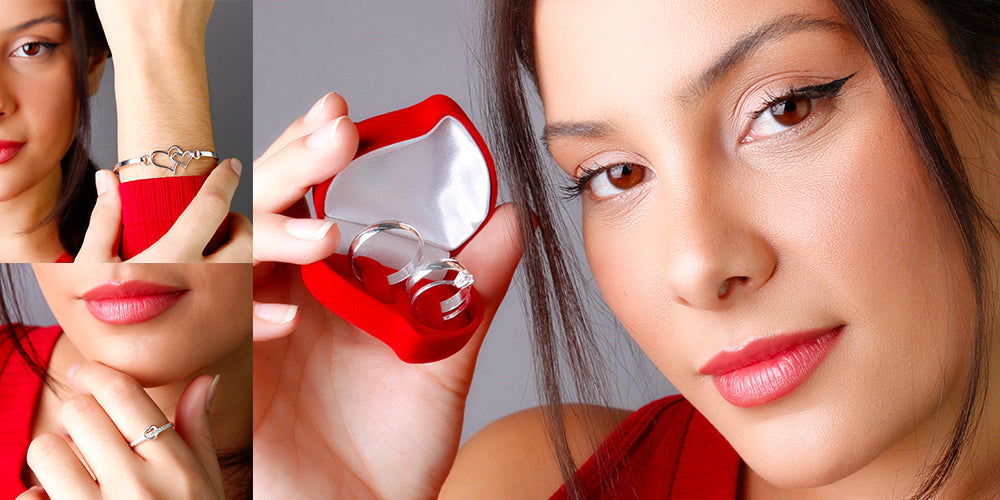 Mulher segurando caixa de coraçao com anel dentro