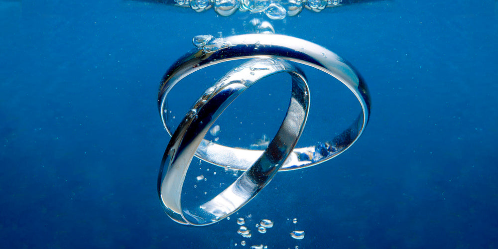 Anel de prata na água