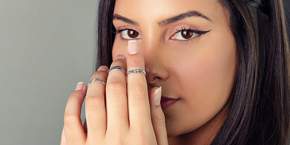 Mulher usando anel falange