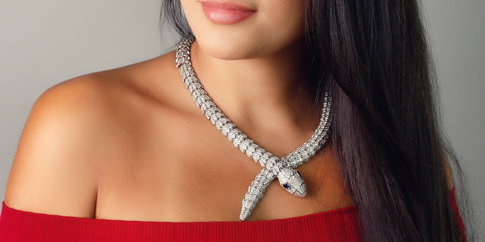 Mulher com gargantilha de cobra