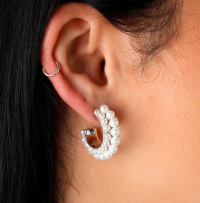 Argola de Prata com Pérolas.