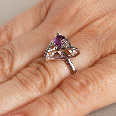 Anel de Prata com Ametista.