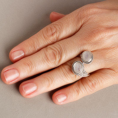 Anel de Prata Com Pedra da Lua