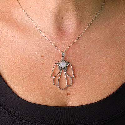 Pingente de Prata Hamsa com Pedra da Lua.