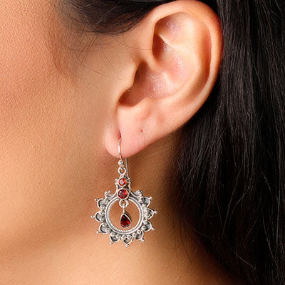 Brinco de Prata com Granada