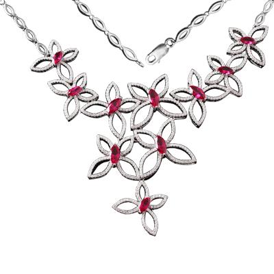 Gargantilha de Prata Borboleta com Zircônias e Banho de Ródio.