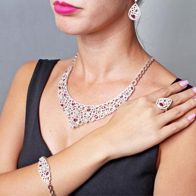 Gargantilha de Prata com Rubi.