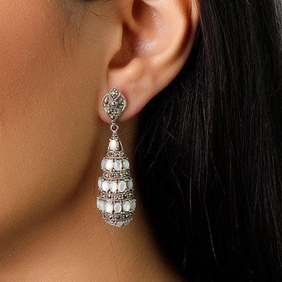 Brinco de Prata com Madrepérola e Marcassitas.