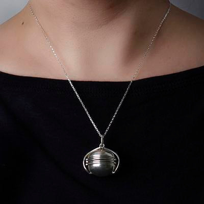 Pingente de Prata Relicário.