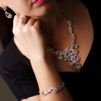 Gargantilha de Prata com Zircônias.