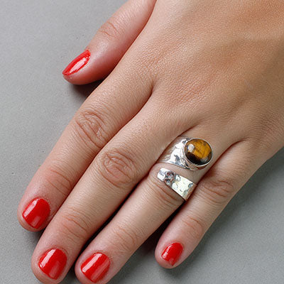 Anel de Prata com Olho de Tigre