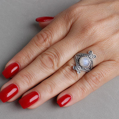 Anel de Prata com Pedra da Lua.