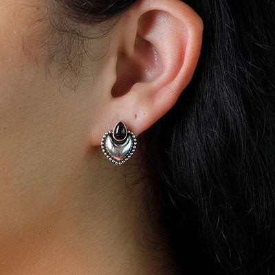 Brinco de Prata com Granada.