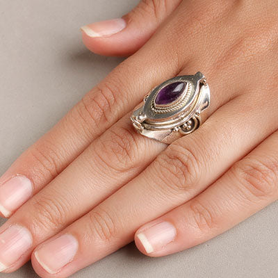 Anel de Prata Relicário com Ametista