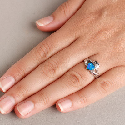 Anel de Prata Claddagh com Opala