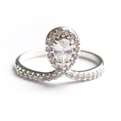 Anel de Prata com Zircônias.