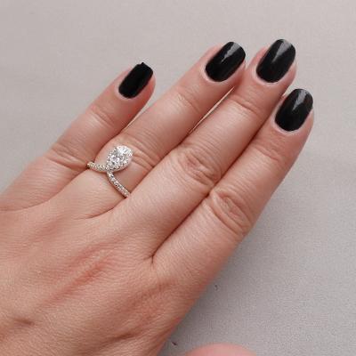 Anel de Prata com Zircônias.