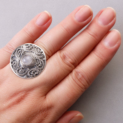 Anel de Prata com Pedra da Lua.