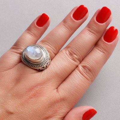 Anel de Prata com Pedra da Lua.