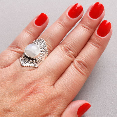 Anel de Prata com Pedra da Lua.