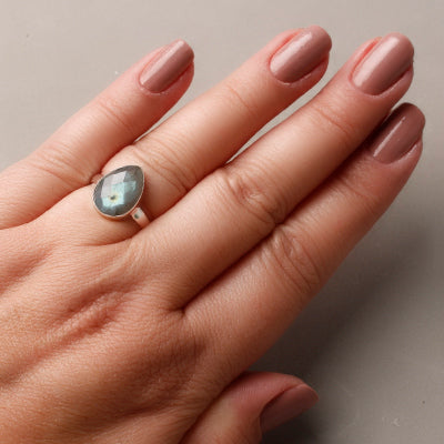 Anel de Prata com Labradorita.