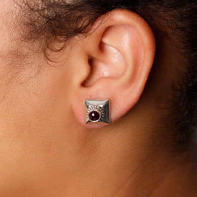 Brinco de Prata com Granada