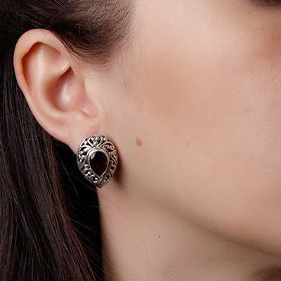 Brinco de Prata com Granada.