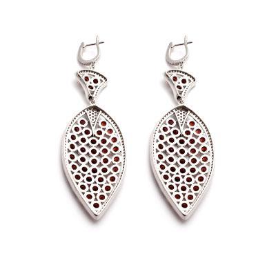 Brinco de Prata com Granada.