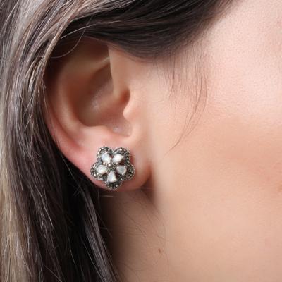 Brinco de Prata Flor com Madrepérola.