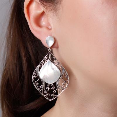 Brinco de Prata com Madrepérola.
