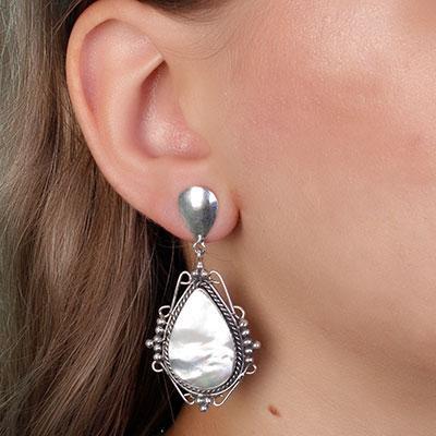 Brinco de Prata com Madrepérola.