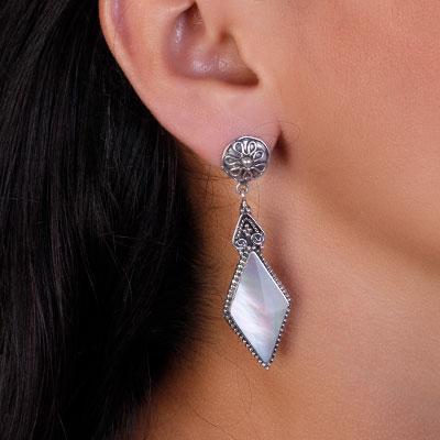 Brinco de Prata com Madrepérola.