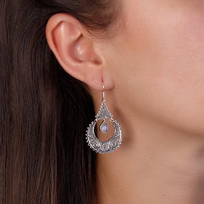 Brinco de Prata com Pedra da Lua.