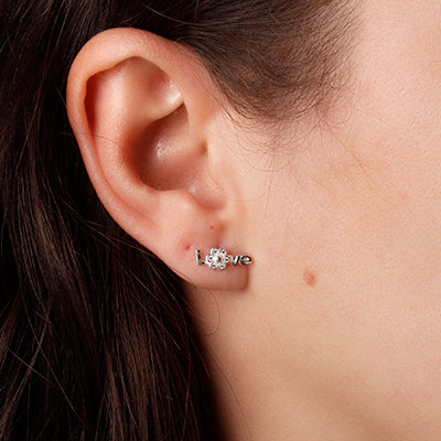 Brinco de Prata Love.