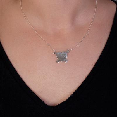 Gargantilha Prata Coração com Osso