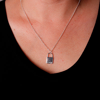 Gargantilha de Prata Cadeado.