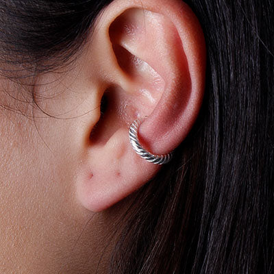 Piercing de Prata Pressão para Orelha.