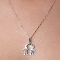 Pingente de Prata Menina e Menino.