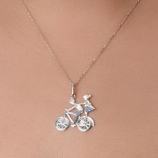 Pingente de Prata Casal com Bicicleta