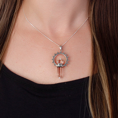 Pingente de Prata com Cristal.