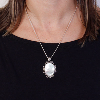 Pingente de Prata com Madrepérola.