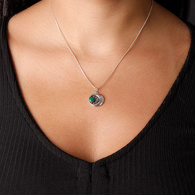 Pingente de Prata Lua com Esmeralda.