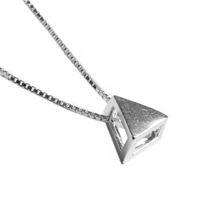 Gargantilha de Prata Triângulo